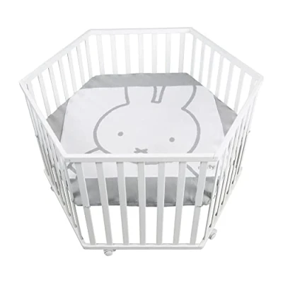 Abbildung von roba Laufgitter 6 eckig inkl. Einlage miffy® Laufstall 3 fach höhenverstellbar Mobiles Krabbelgitter auf Rollen Holz weiß