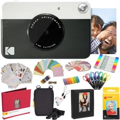 Abbildung von KODAK Printomatic Instant Camera (Schwarz) Komplettpaket + Zinkpapier (20 Blatt) Luxusetui Fotoalbum 7 Aufklebersätze Marker Scheren Randaufkleber und mehr