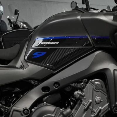 Abbildung von Resin Bike Aufkleber Kompatibel Mit Yamaha Tracer 9 GT GT+ 2021 2024 Blau. Motorrad Seitenschutzgitter Tank Schutzfolie vor Stößen und Kratzern. Aufklebersatz 3D Harzklebstoff Stickers Made in Italy