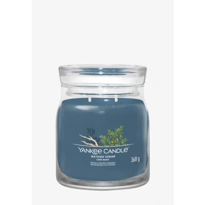 Abbildung von Yankee Candle Signature Medium JAR Bayside Cedar Duftkerze, Größe: 368 g, Blue