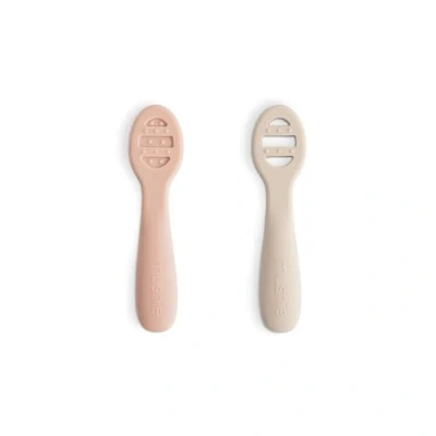 Abbildung von mushie Silikon Esslernlöffel Babylöffel 2er Pack Lernlöffel zum selber essen Blush/Shifting Sand