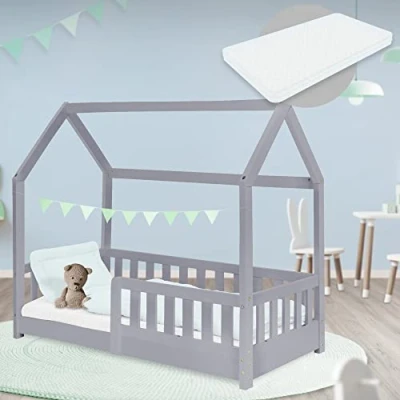 Abbildung von ML DESIGN Kinderbett Hausbett mit Rausfallschutz, Dach und Lattenrost Massivholz, Bett 70x140 cm Hellgrau Matratze 16cm Mädchen Jungen Holzbett