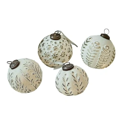 Abbildung von Loberon Weihnachtsschmuck 4er Set Consac, Mundgeblasen, Unterschiedliche Prägemotive, Nostalgische Anmutung, Weihnachten, Christbaumschmuck, Glas, Messing, weiß/Silber