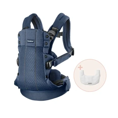 Abbildung von BABYBJÖRN Babytrage Harmony, 3D Netzstoff, Marineblau mit Lätzchen