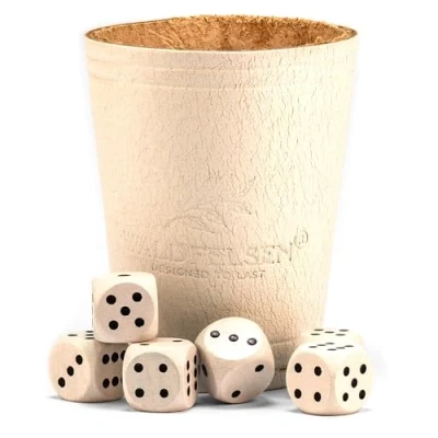 Abbildung von Waldfelsen® Echtleder Würfelbecher (9 cm) mit 6 Holzwürfeln (16 mm) aus Buchenholz Lederbecher Würfelset Augenwürfel Spielwürfel (Farbe: Weiß)