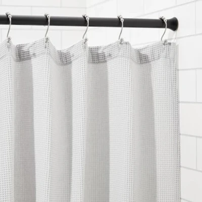 Abbildung von Amazon Basics Duschvorhangstange zum Einklemmen, Ausziehbar 91 bis 137 cm, Schwarz