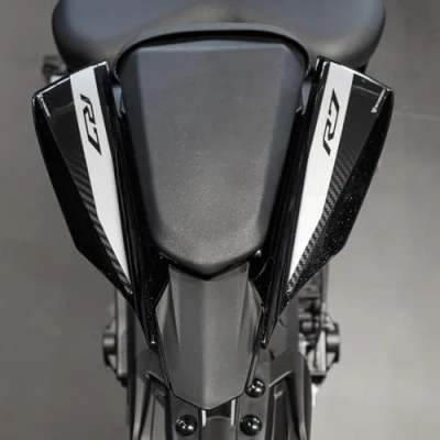Abbildung von Resin Bike Aufkleber Motorrad Kompatibel Mit Yamaha YZF R7 2021 2024 Black. Heckverkleidung vor Stößen und Kratzern. Aufklebersatz 3D Harzklebstoff Stickers Made in Italy