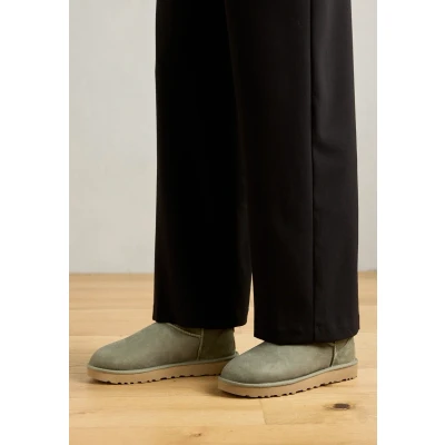 Abbildung von UGG Damen Classic Ultra Mini Boot, Moosgrün/Amphora, 42 EU