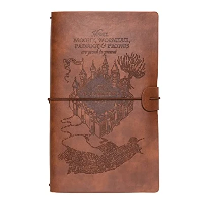 Abbildung von Grupo Erik Reisetagebuch zum Selberschreiben Harry Potter Dotted Notebook 12x19,6 cm, Einband aus synthetischem Leder und Gummiband sicheren Verschließen