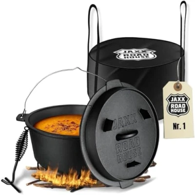Abbildung von JAXX Dutch Oven Set Mit Zubehör 7 Liter Eingebrannter BBQ Gusseisen Topf für offenes Feuer, Gas /Kohle Grill, Backofen und alle Herdarten inkl. Induktion Deckelheber, Untersetzer, Tasche