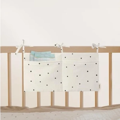 Abbildung von Babybett Aufbewahrungstasche aus 100% Baumwolle Musselin, für das Beistellbett, Babybett, Kinderbett. Ideal zum Verstauen von Windeln, Schnullern (Cream Dots)