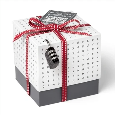 Abbildung von SURPRISA Geschenkbox Rätselbox persönliche Geschenkverpackung + Rätselspiel, für Gutscheine zum Geburtstag oder Hochzeit, Worträtsel weiß
