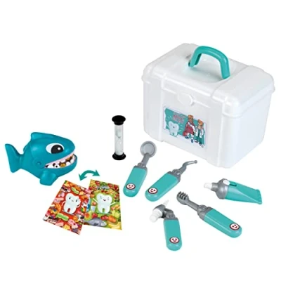 Abbildung von Theo Klein 4326 Zahnarztkoffer mit Zubehör Inkl. Haifisch für Zahnuntersuchungen, Zahnarztspiegel, Bohrer, Bürste u.v.m. Maße: 21 cm x 14,5 13 Spielzeug Kinder ab 3 Jahren