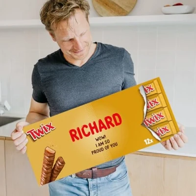Abbildung von Twix Personalisierter Schokoriegel Personalisieren Sie Ihre riesige Milchschokolade Geschenkbox, das Geschenk für Frauen, Männer, 16 x 50 g (900 g)