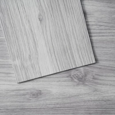 Abbildung von VEVOR Selbstklebende Vinyl Bodenfliesen, 91,4 x 15,2 cm, 20 Stk., 0,62 mm dick, abziehen und aufkleben, hellgraue Holzmaserung, DIY Bodenbelag für Küche, Esszimmer, Schlafzimmer Badezimmer