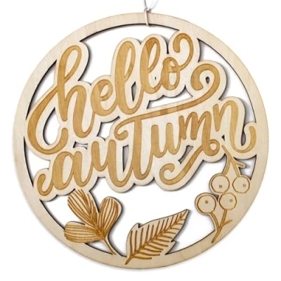 Abbildung von Papierdrachen Holzcutout Herbst Ring mit dem Schriftzug “Hello Autumn aus Pappelholz Herbstdeko zum Aufhängen Maße 22 x cm inkl. Schnur Set 01