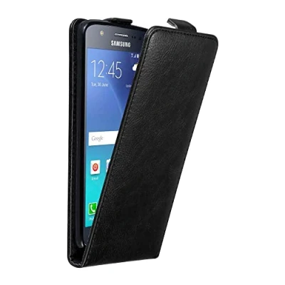 Abbildung von Cadorabo Hülle kompatibel mit Samsung Galaxy J5 2015 Flip Design aus Premium Kunst Leder Klappbare Stoßfeste Magnetische Cover für Tasche in Schwarz