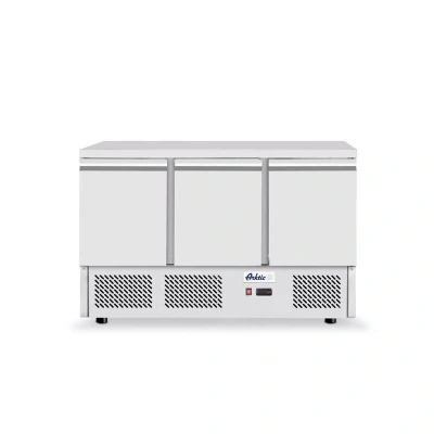 Abbildung von HENDI Kühltisch 380 Liter dreitürig GN 1/1 ohne Aufkantung 136,5 x 70 88 cm Digitalanzeige 3 Böden, Edelstahl Gastro Zubereitungstisch