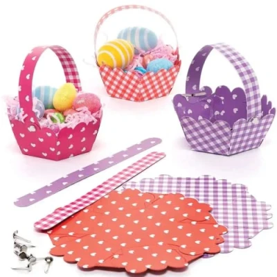 Abbildung von Baker Ross Herz Korb Kits 8er Pack, Moosgummi Basteln für Kinder (FC477)