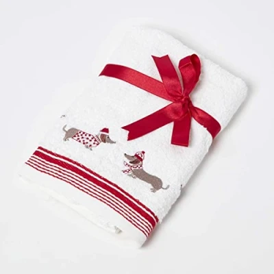 Abbildung von Homescapes Weihnachtshandtuch Handtuch 50x90 mit Motiv Weihnachtsdackel, 100% Baumwolle, weiß rot