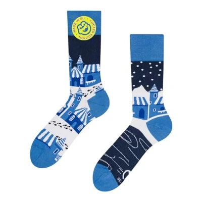 Abbildung von Dedoles Socken Unisex Damen Herren &amp; Kinder Baumwolle viele lustige Designs 1 Paar Geschenk links rechts verschieden, Farbe Blau, Motiv Winterdorf, Gr. 39 42