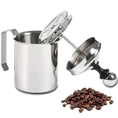 Abbildung von Newaner 500ml Edelstahl Double Mesh Milchaufschäumer Manuell, 8 x 18 cm Perfekter Milchschaum dank doppeltem Sieb und speziellem Drückmechanismus