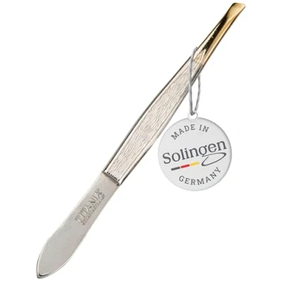Abbildung von TITANIA Pinzette aus Solingen (8cm) Made in Germany Augenbrauen zum Zupfen Dünne, abgeschrägte Spitze für präzises Greifen vergoldet
