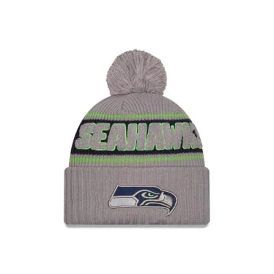 Abbildung von New Era Seattle Seahawks NFL 2024 Sideline Bommel Mütze, Größe: One Size, Grau