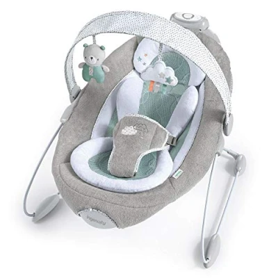 Abbildung von Ingenuity Pemberton, automatische Babywippe mit zwei Stufen, Sicherheitsgurt, luftdurchlässigem Material und 2 Plüschtieren