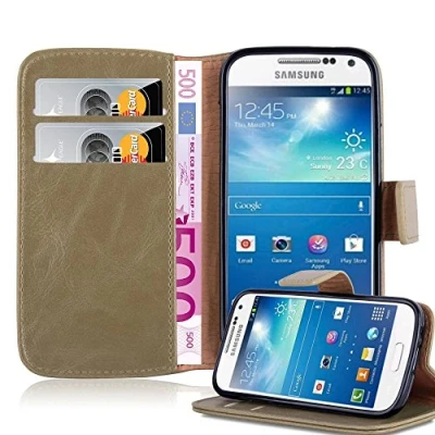 Abbildung von Cadorabo Hülle kompatibel mit Samsung Galaxy S4 Mini aus Premium Kunst Leder Flip Klappbare Stoßfeste Magnetische [Standfunktion] [Kartenfächern] Cover für Tasche in Braun