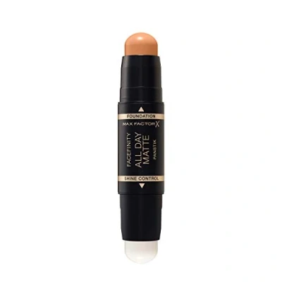 Abbildung von Max Factor Facefinity All Day Matte Panstik Foundation Stick 76 Warm Golden