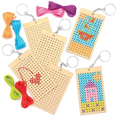 Abbildung von Baker Ross Kreuzstich Schlüsselanhänger, eigene bunte Schlüsselanhänger erstellen, Kunst und Basteln für Kinder, 3er Packung, AT805, Rot,Blau,Grün,Rosa