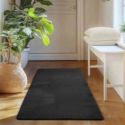 Abbildung von SIMPEX Läufer Teppich Schwarz 60x100 cm Kurzflor Waschbar, rutschfest, Weich &amp; Pflegeleicht, Modernes Einfarbiges Design für Schlafzimmer, Küche Flur