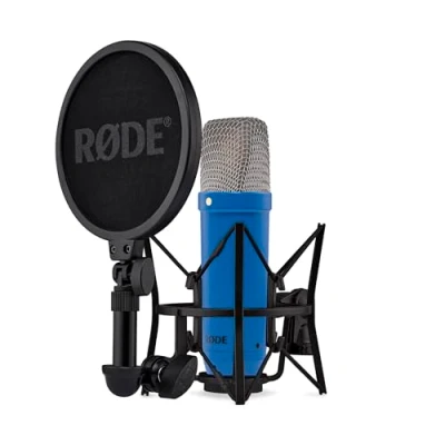 Abbildung von RØDE NT1 Signature Series Großmembran Kondensatormikrofon mit Schockhalterung, Popschutz und XLR Kabel für Musikproduktion, Gesangsaufnahmen, Streaming Podcasting (Kobalt)