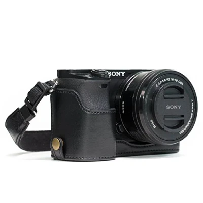 Abbildung von MegaGear Ever Ready Leder Kamera Halbtasche mit Trageriemen und Batteriezugang für Sony Alpha A6300, A6000 schwarz