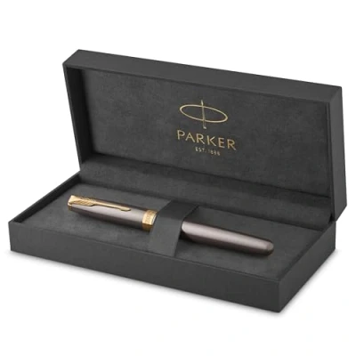Abbildung von Parker Sonnet Füller grau lackiert mit goldenen Zierteilen mittlere Edelstahl Schreibfeder Tintenpatrone schwarz nachfüllen Geschenkbox perfekte Geschenke zum Schulabschluss