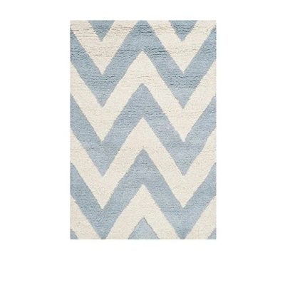 Abbildung von SAFAVIEH Modern Teppich für Wohnzimmer, Esszimmer, Schlafzimmer Cambridge Collection, Kurzer Flor, Hellblau und Elfenbein, 91 X 152 cm