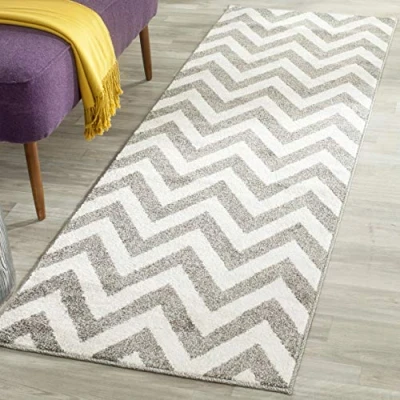 Abbildung von SAFAVIEH Geometrisch Teppich für Wohnzimmer, Esszimmer, Schlafzimmer Amherst Collection, Kurzer Flor, Dunkelgrau und Beige, 69 X 213 cm