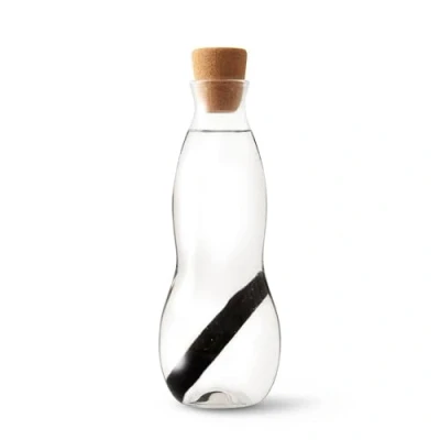 Abbildung von black+blum Wasserkaraffe, stylisch und auslaufsicher, mit Aktivkohlefilter, 1100 ml