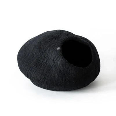Abbildung von LucyBalu® Premium Katzenhöhle aus Filz Natürliches Katzenbett 100% Flauschiger Wolle Filzhöhle für Katzen handgefertigt in Nepal Kuschelhöhle 45x45x28 cm Schwarz