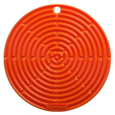 Abbildung von Le Creuset Runder Topflappen aus Silikon, ⌀ 20 cm, Ofenrot, 93000230090200