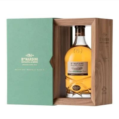 Abbildung von NARDINI Grappa Riserva Single Cask 22 Jahre Selezione Bortolo 45% vol. luxuriöser mit zartem Profil und blumigem Duft, mindestens in slawonischen Eichenfässern gereift (1 x 0,7l)