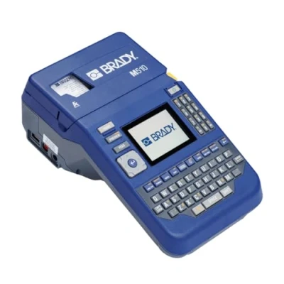 Abbildung von Brady M510 tragbare Etikettendrucker Industrielles Beschriftungsgerät Etikettiergerät für chemikalienbeständige Etiketten Inkl. 1 Etikettenpatrone ersetzt BMP511