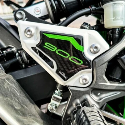 Abbildung von Resin Bike Aufkleber Motorrad Kompatibel Mit Kawasaki Z900 2023 2024. Fersenschützer vor Stößen und Kratzern. Klebstoff Harz Set Stickers Made in Italy