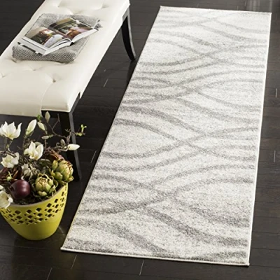 Abbildung von SAFAVIEH Distressed Teppich für Wohnzimmer, Esszimmer, Schlafzimmer Adirondack Collection, Kurzer Flor, Creme und Grau, 76 X 244 cm