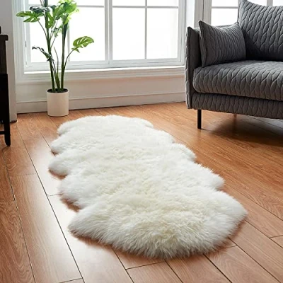 Abbildung von HEQUN Faux Lammfell Schaffell Teppich Kunstfell Dekofell Lammfellimitat Longhair Fell Nachahmung Wolle Bettvorleger Sofa Matte (Weiß, 60 x 160 cm)