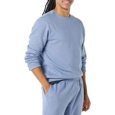 Abbildung von Amazon Essentials Herren Fleece Sweatshirt mit Rundhalsausschnitt (erhältlich in Big &amp; Tall), Jeans, L