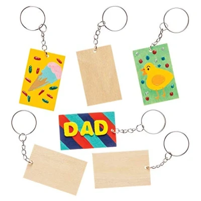 Abbildung von Baker Ross Blanko Schlüsselanhänger aus Holz (8 Stück) für Kinder zum Schmücken und Befestigen an Schlüsselringen Taschen