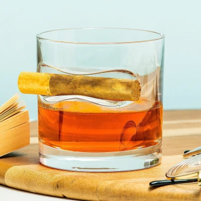 Abbildung von Whiskyglas mit Zigarrenhalter