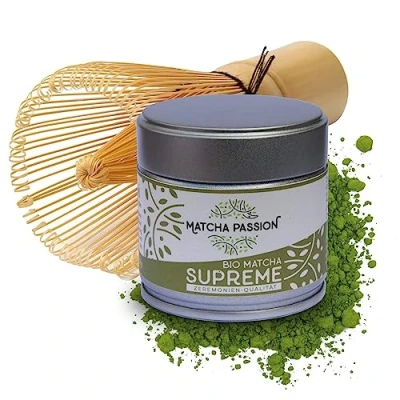 Abbildung von Matcha PASSION Bio Supreme 30g Pulver mit Bambusbesen Zeremonie Qualität, Kagoshima Japan purer Genuß Usucha und Koicha geeignet Vegan Superfood